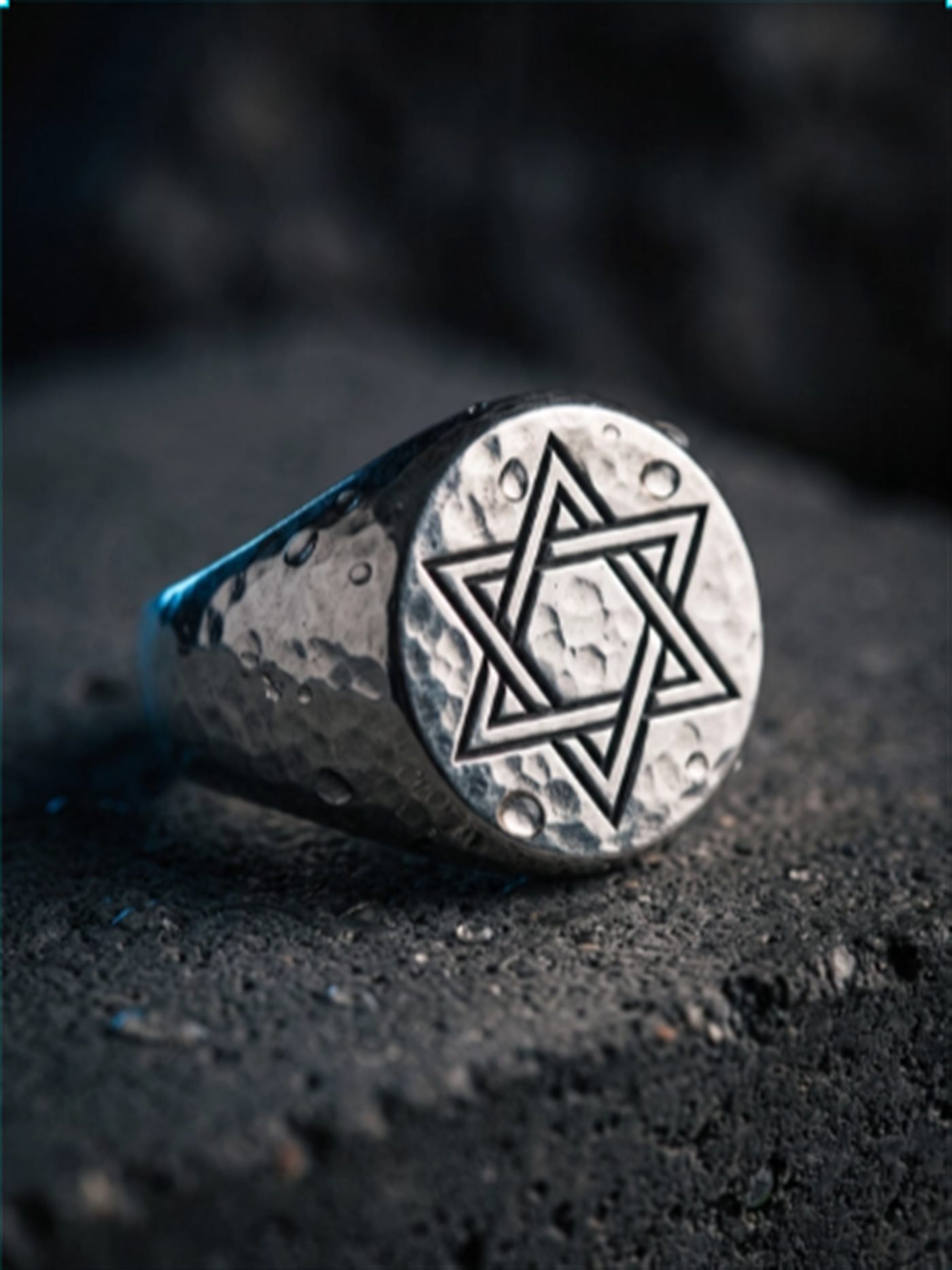 Anel de prata 925 masculino com a Estrela de Davi gravada, macro em fundo escuro