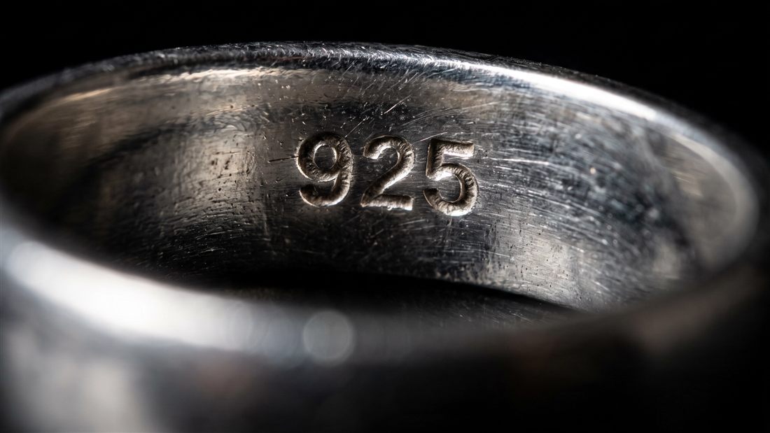 Selo 925 gravado na parte interna de um anel de prata